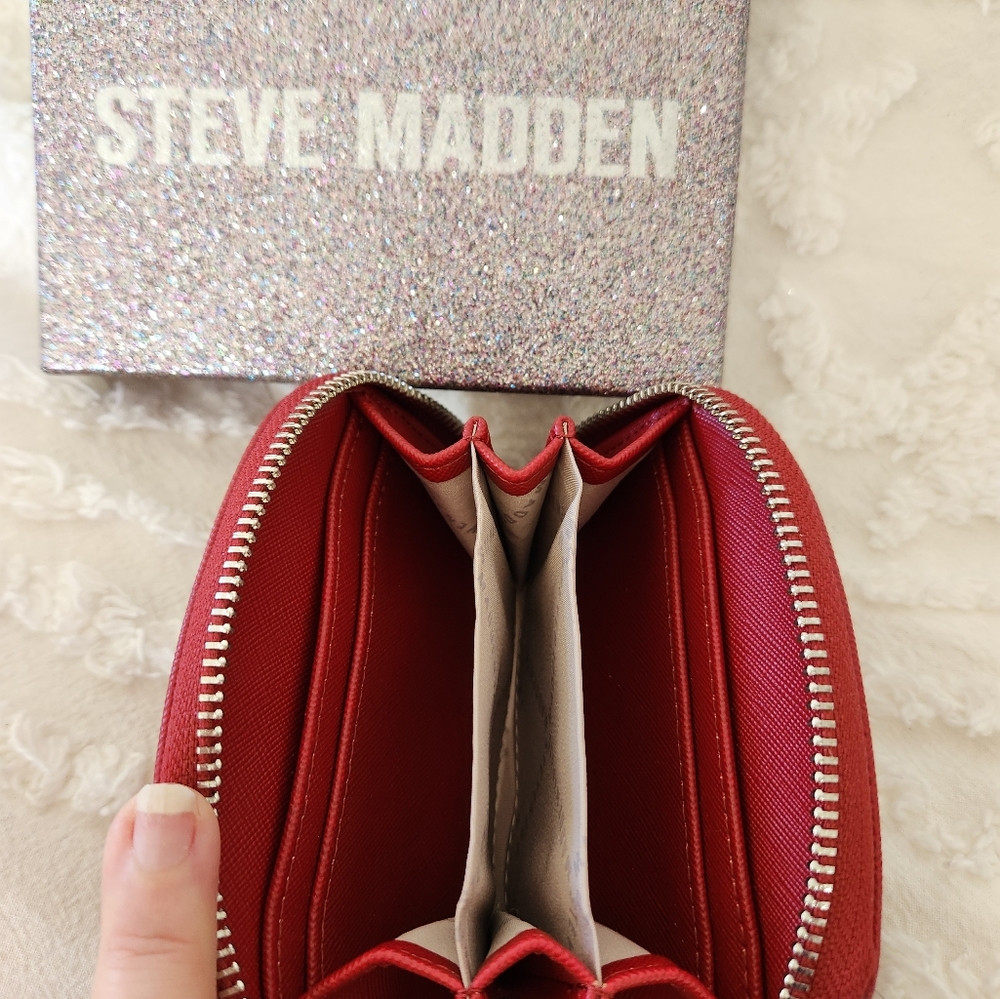 NWT Steve Madden Red Dome Wallet with Zip Closure. 3 COMPARTMENTS - Picture 3 of 4